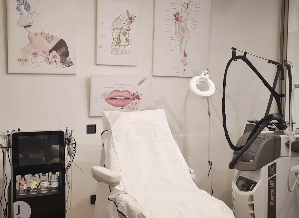 Salle de soins — équipement laser et hydrafacial